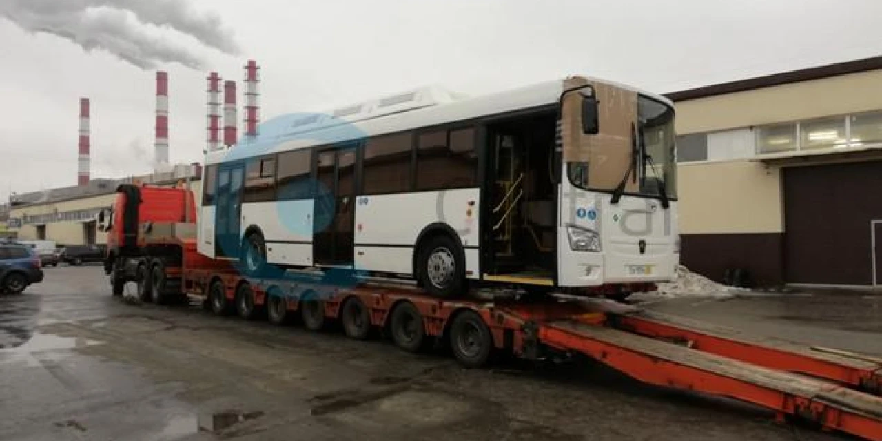 Перевозка девяти автобусов марки ЛИАЗ-529367 ЯМЗ 210 Е5 газ из Тюмени в Новый Уренгой