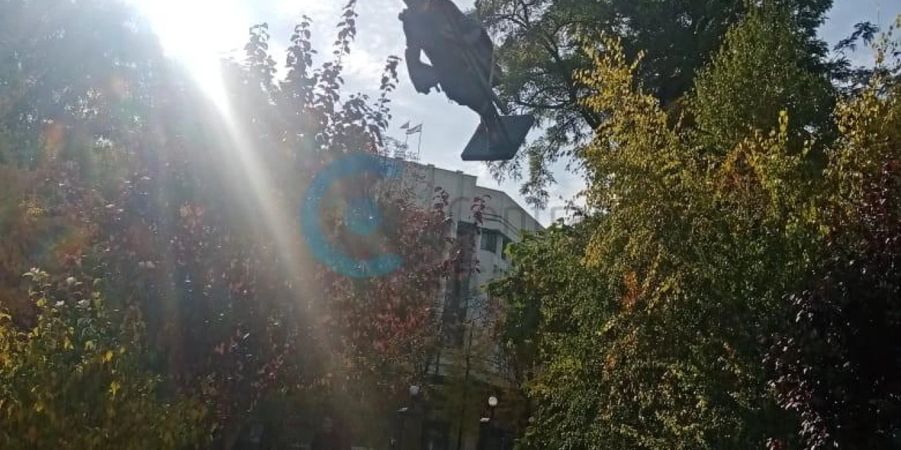 Централ Транс доставил скульптуру Александра Невского в Симферополь