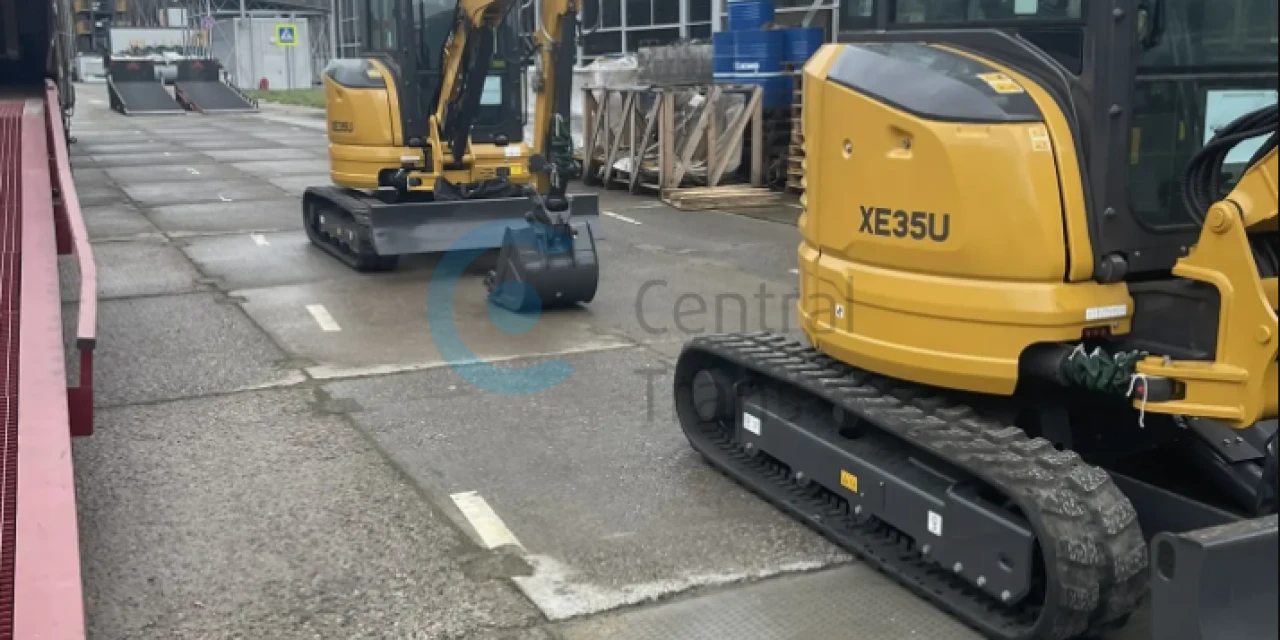 Два мини-экскаватора XCMG XE35U доставлены из Санкт-Петербурга в Москву
