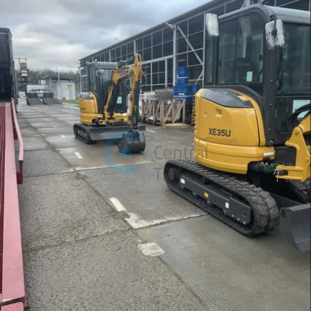 Два мини-экскаватора XCMG XE35U доставлены из Санкт-Петербурга в Москву