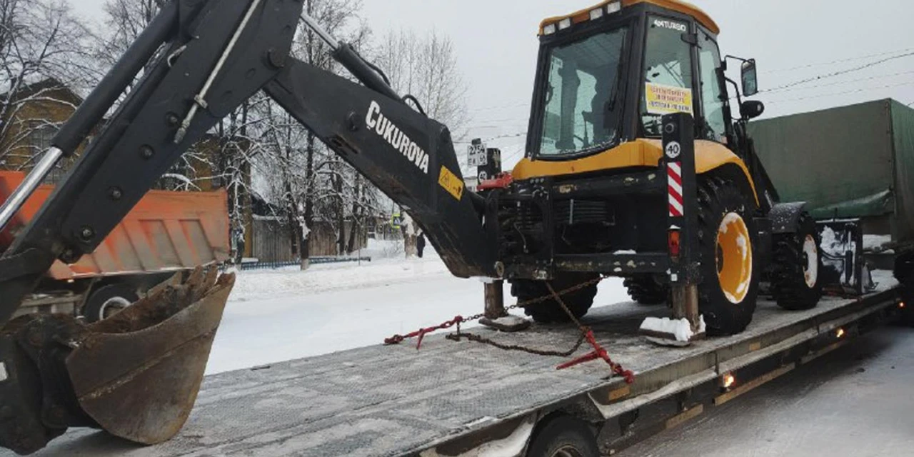 Перевозка фронтального экскаватора погрузчика CUKUROVA 888 на трале по направлению Красноярск - Омск
