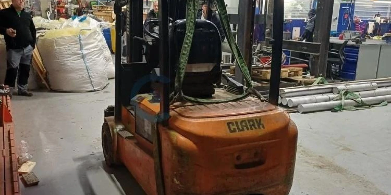 Погрузчик Clark доставлен из Костромы в Екатеринбург
