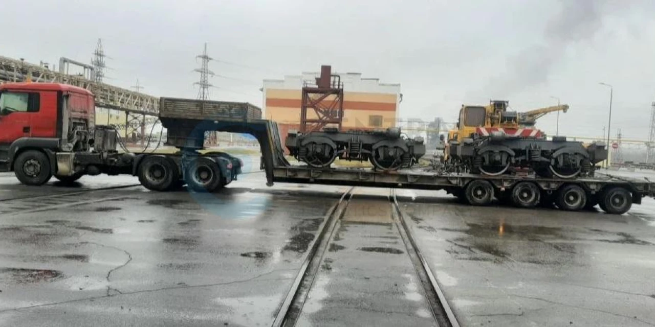 Тележки тепловоза перевезены из Верхней Пышмы в Шадринск